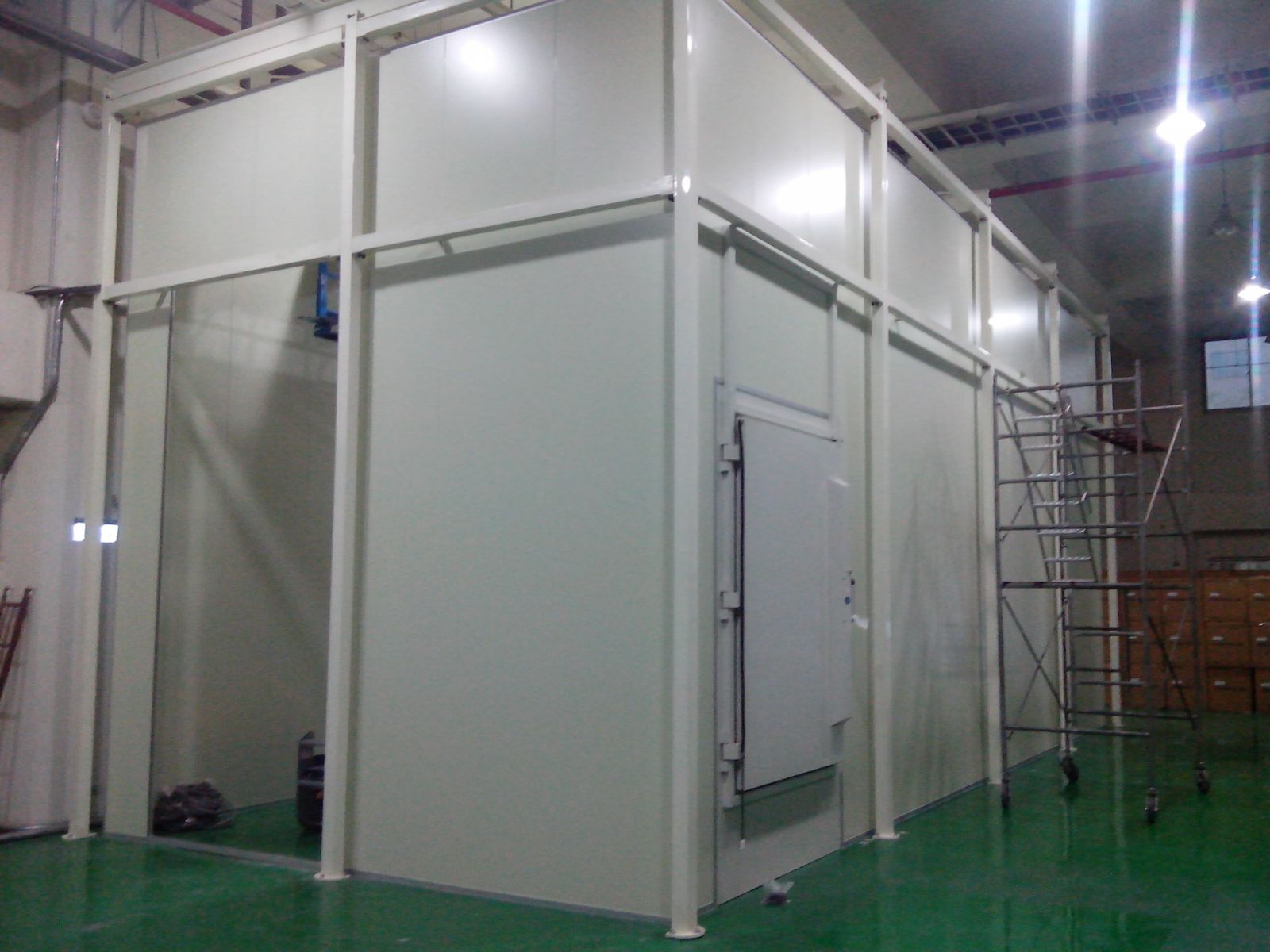 鐵皮屋的特點在於其外牆和屋頂通常由鋼鐵或金屬材料製成